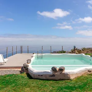 Flatguest Charming House + Pool + Terrace + Views Ferienhaus